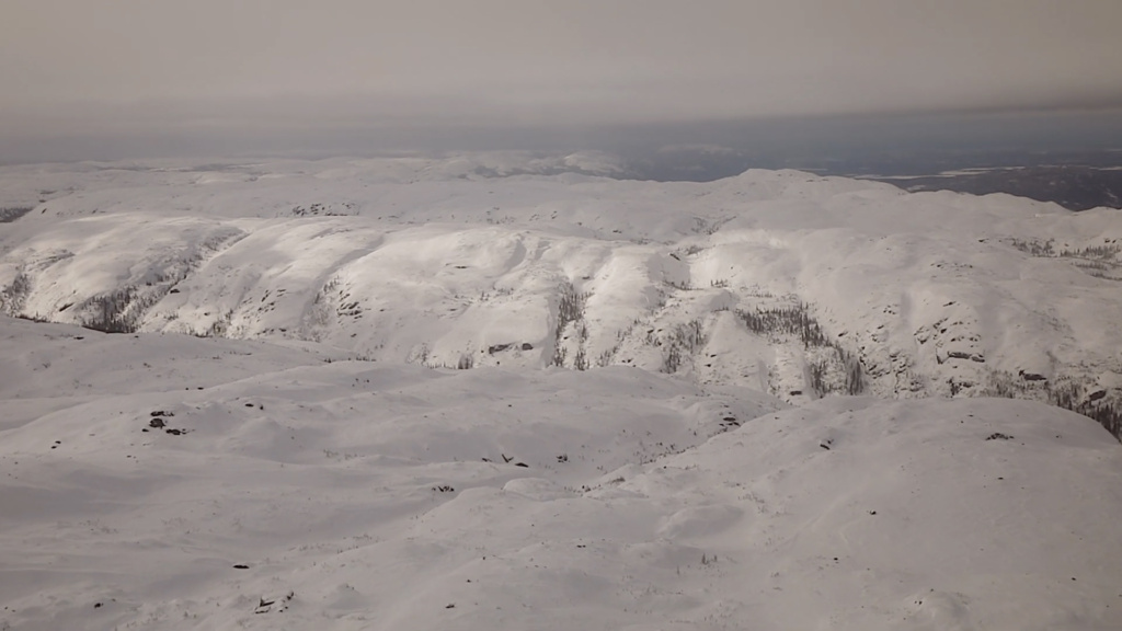 innu-land-top-mountains-sky-view